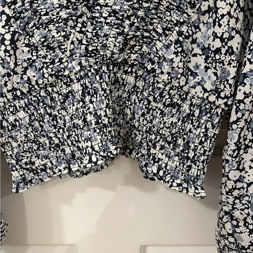 Abercrombie Cinched and Smocked Floral Top Sz S - Picture 3 of 5